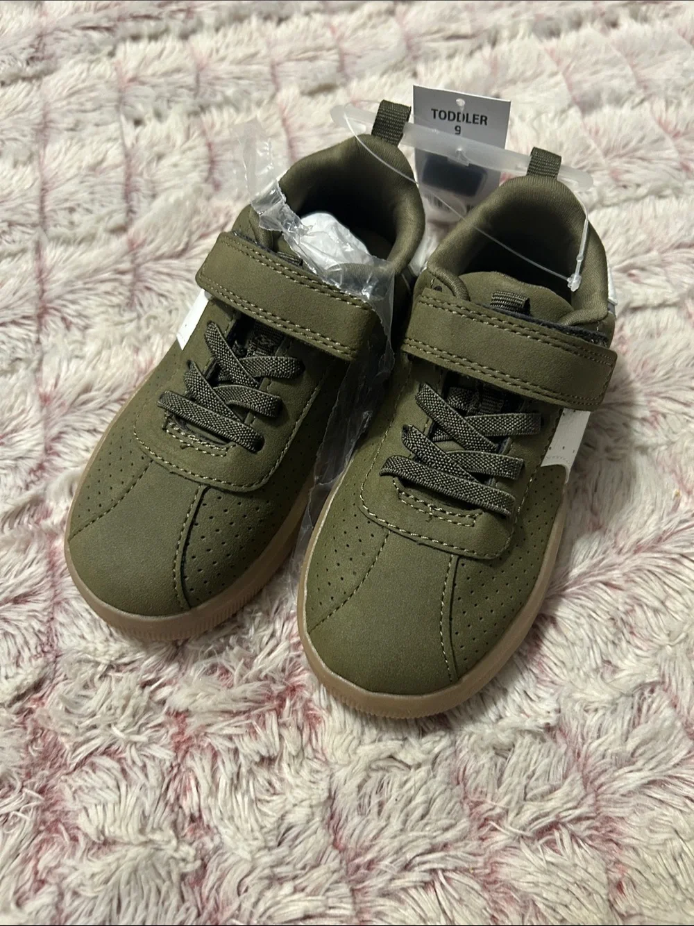 OSHKOSH B'GOSH Kids' Lyra-b Olive Green & White Athletic Sneakers size 9